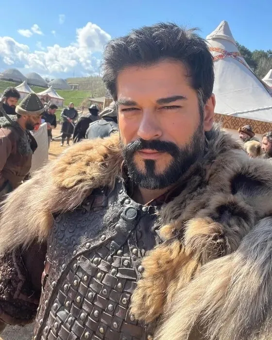 Kuruluş Osman’ın yıldızı Burak Özçivit’in oyuncu olmadan önce ne yaptığını biliyor muydunuz? Üniversitede mesleğine zemin hazırlamış...