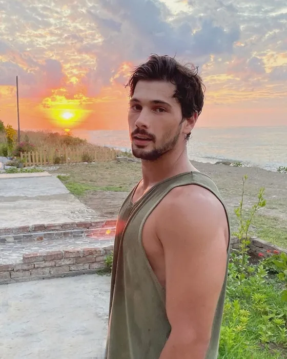 Kuruluş Osman’ın yıldızı Burak Özçivit’in oyuncu olmadan önce ne yaptığını biliyor muydunuz? Üniversitede mesleğine zemin hazırlamış...