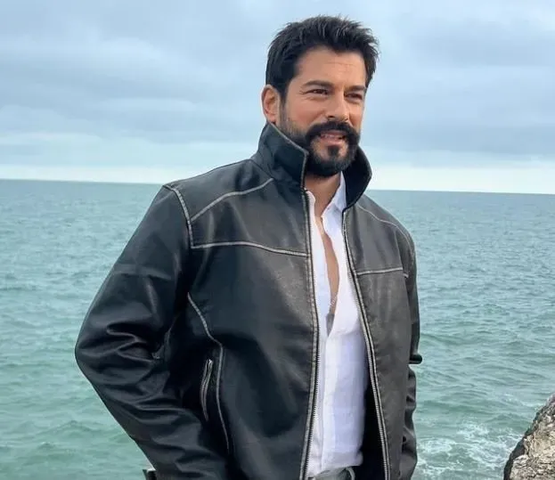 Kuruluş Osman’ın yıldızı Burak Özçivit’in oyuncu olmadan önce ne yaptığını biliyor muydunuz? Üniversitede mesleğine zemin hazırlamış...