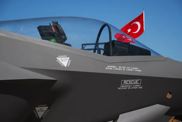 Türkiye’nin TCG Anadolu’su dünyaya örnek oluyor! Güney Kore’de yeni komuta gemisi başlıyor!