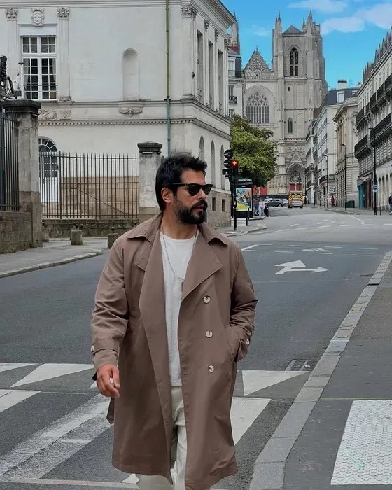 Kuruluş Osman’ın yıldızı Burak Özçivit’in oyuncu olmadan önce ne yaptığını biliyor muydunuz? Üniversitede mesleğine zemin hazırlamış...