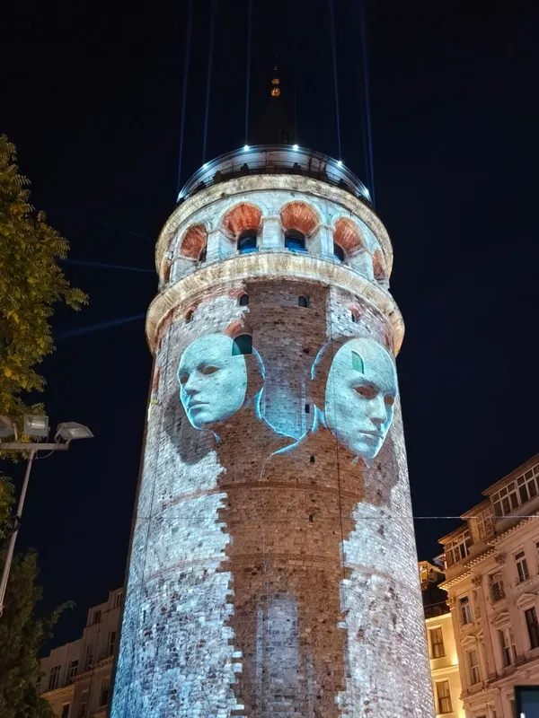 kahraman-sehitler-galata-kulesine-yansitildi-1784142421411.jpg