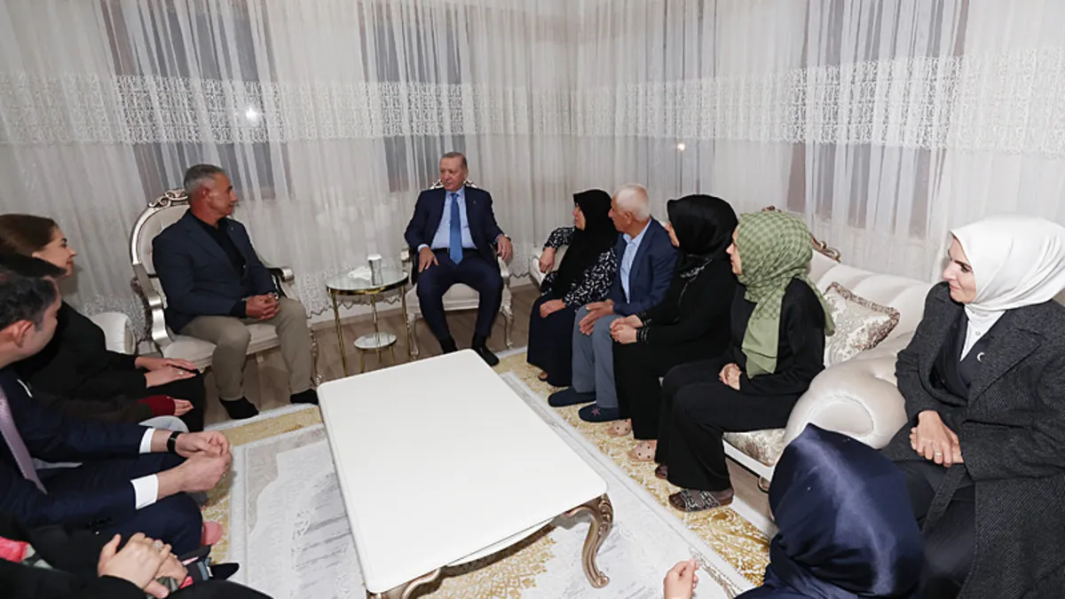 Başkan Erdoğan’dan depremzede aileye ev ziyareti Başkan Erdoğan’dan depremzede aileye ev ziyareti