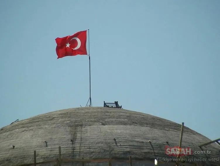 Taksim Camii’nin tepesine Türk bayrağı dikildi