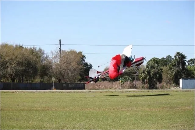 Paraşütçüye uçak çarptı!