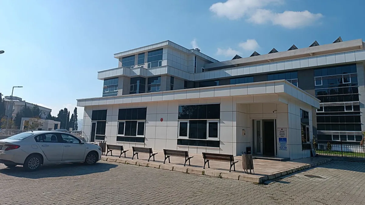 İzmir'de dehşet! Evinin önünde silahlı saldırıya uğradı; hayatını kaybetti