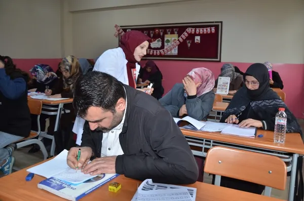musta-halk-egitim-merkezi-mudurlugu-bunyesinde-acilan-okuma-yazma-kursu-muslu-kadinlara-umut-oluyor-1793359068197.jpg