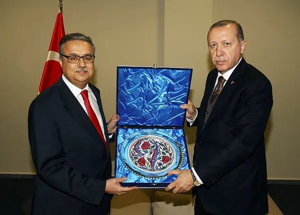Cumhurbaşkanı Erdoğan, 105 yaşındaki Fikriye ninenin elini öptü