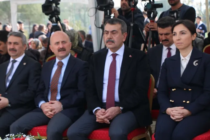 bakan-yusuf-tekin-degerlerimizi-gelecek-kusaklara-tasiyacak-mufredati-hayata-gecirmis-olacagizmilli-egitim-bak-1736938731414.jpg