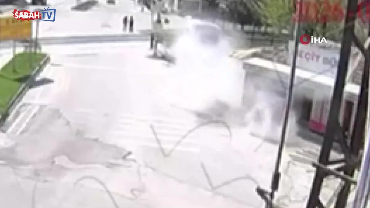 Servis minibüsü kaldırıma çarparak durağı yere serdi: İki genç kız saniyelerle böyle kurtuldu! | Video videosunu izle Servis minibüsü kaldırıma çarparak durağı yere serdi: İki genç kız saniyelerle böyle kurtuldu! | Video videosunu izle