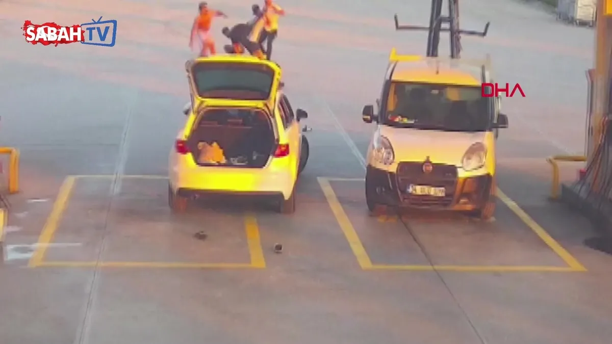 Kuşadası’nda yol verme tartışması, kavgaya dönüştü: Olay anı kamerada | Video videosunu izle Kuşadası’nda yol verme tartışması, kavgaya dönüştü: Olay anı kamerada | Video videosunu izle