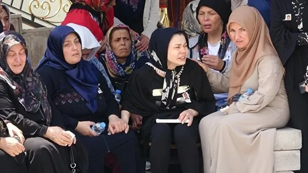 erzurumda-aci-veda-trafik-kazasinda-hayatini-kaybeden-anne-ve-ogul-topraga-verildi-1721479859245.jpg