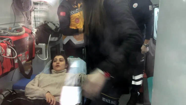 Genç kadını çelme takarak, yere düşürdü