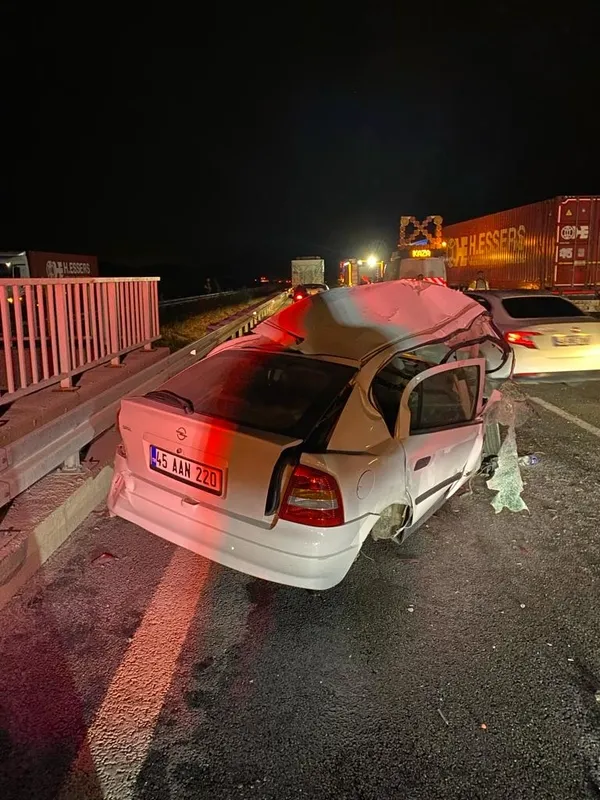 susurlukta-meydana-gelen-zincirleme-trafik-kazasi-1-olu-5-yarali-1699338048222.jpg