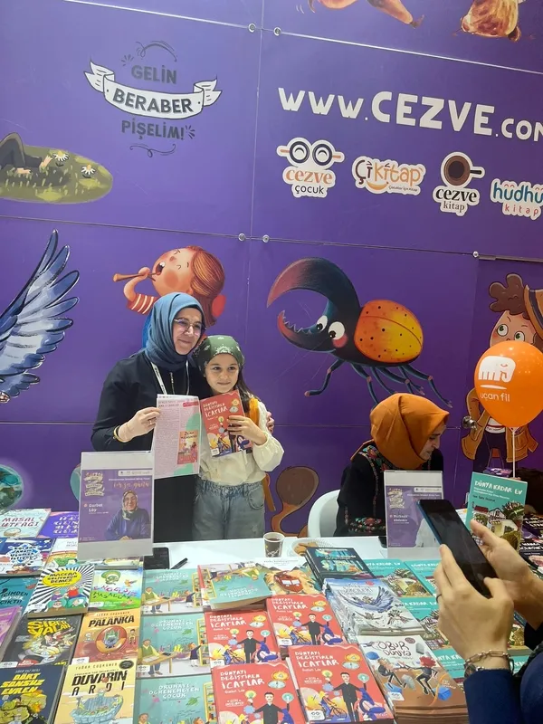 Kırıkkaleli yazar Lüy, Uluslararası fuarda okurlarıyla buluştu kirikkalelili yazar gurbet luy istanbulda okurlariyla bulustu 1699283825578 - Kırıkkaleli yazar Lüy, Uluslararası fuarda okurlarıyla buluştu