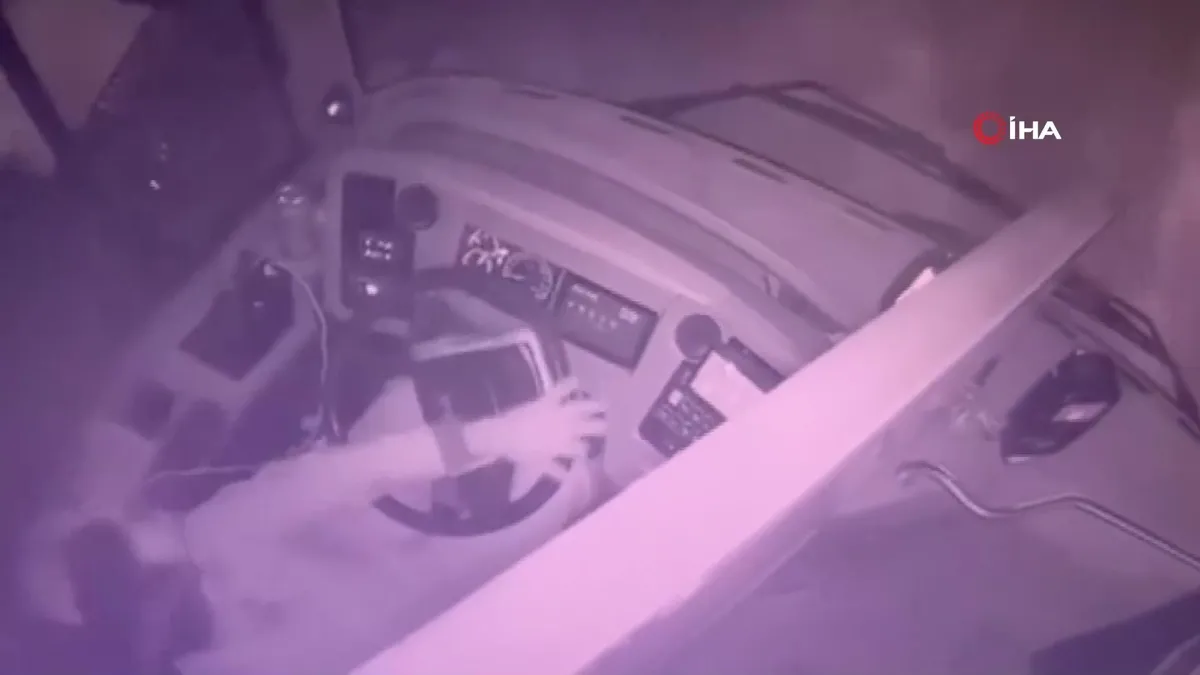 Çok sayıda yolcunun bulunduğu otobüse silahlı saldırı kamerada videosunu izle Çok sayıda yolcunun bulunduğu otobüse silahlı saldırı kamerada videosunu izle