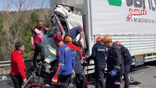 Otoyolda lastiği patlayan tıra çarpan kamyon kağıt gibi ezildi: 1 yaralı | Video