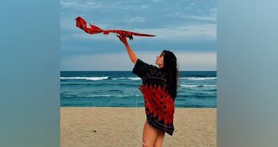Güzel oyuncu Burcu Özberk kırmızı bikinisiyle uçurtma uçurdu! Afetsin be kızım yorumları yağdı | Video