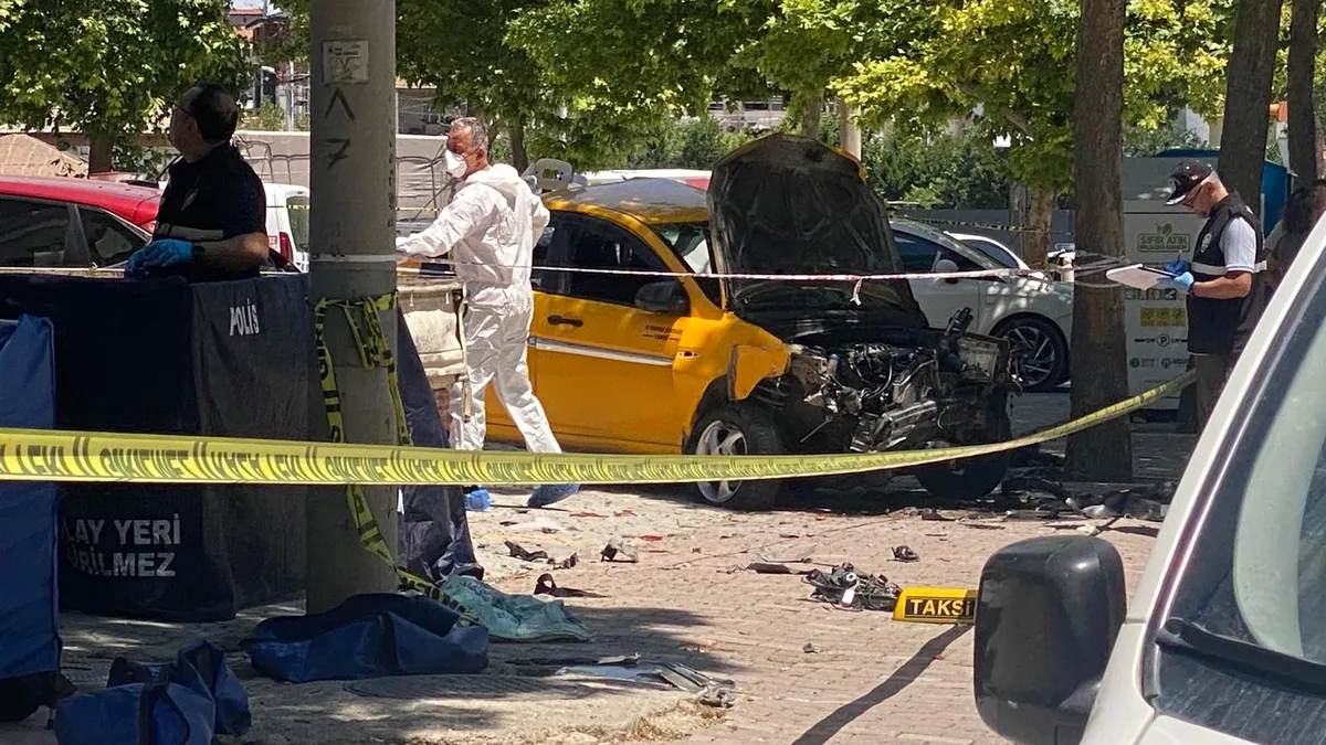 Konya'da trafik kazasında hayatını kaybeden anne ve kızının cenaze töreninden bir görüntü.