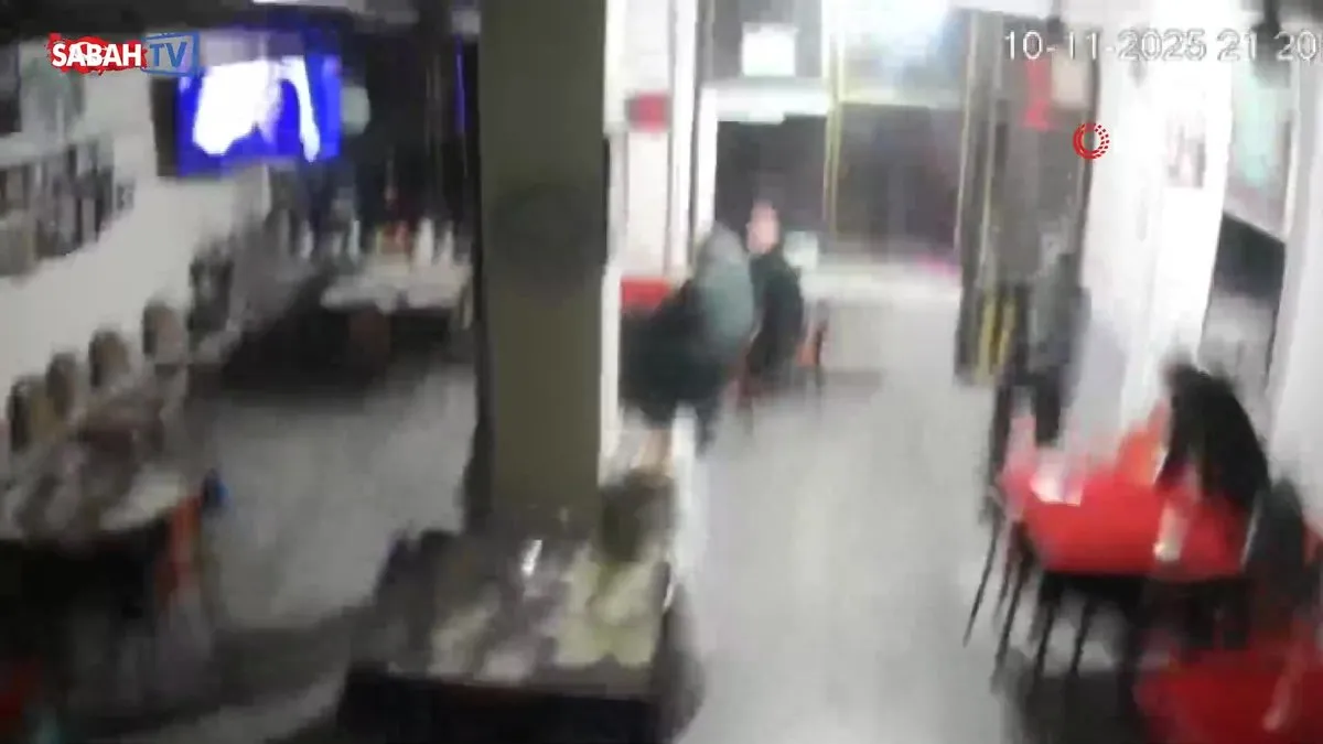 Depreme kahvehanede yakalanan vatandaşların panik hali kamerada | Video videosunu izle Depreme kahvehanede yakalanan vatandaşların panik hali kamerada | Video videosunu izle