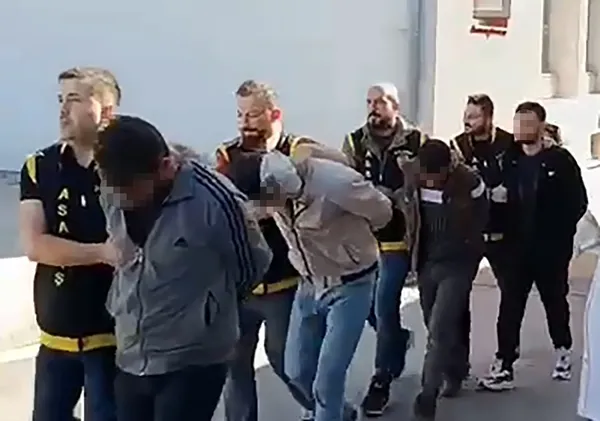 kamu-gorevlisi-olarak-gibi-davranip-14-milyon-dolandirdilar-1778654947928.jpg