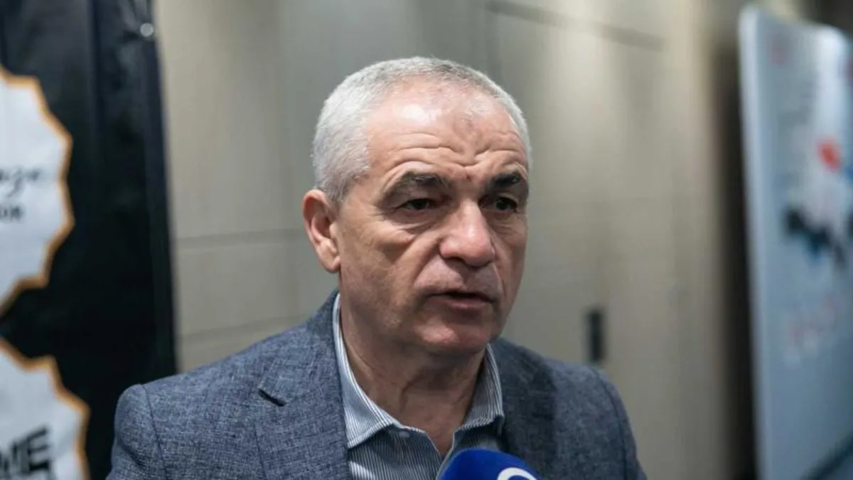 Teknik Direktör Rıza Çalımbay ve annesi Fatma Çalımbay'ın ailesiyle birlikte olduğu bir fotoğraf.