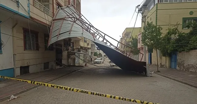 Diyarbakır ve Mardin’de fırtına! Çatılar uçtu, direkler devrildi