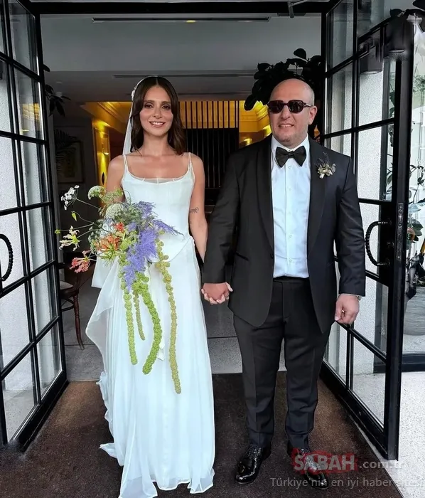 Meriç Aral ile Serkan Keskin’in düğününe katılan Kıvanç Tatlıtuğ ile Başak Dizer’den romantik pozlar! Gelin ile damattan rol çalmayın