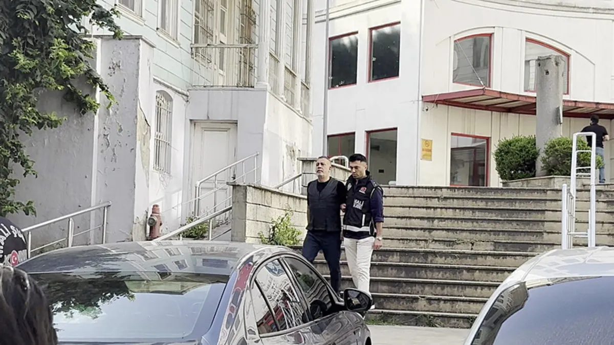 İstanbul Cumhuriyet Başsavcılığı binası ve soruşturmaya dahil olan ünlü isimlerin isimlerinin yer aldığı bir görsel.