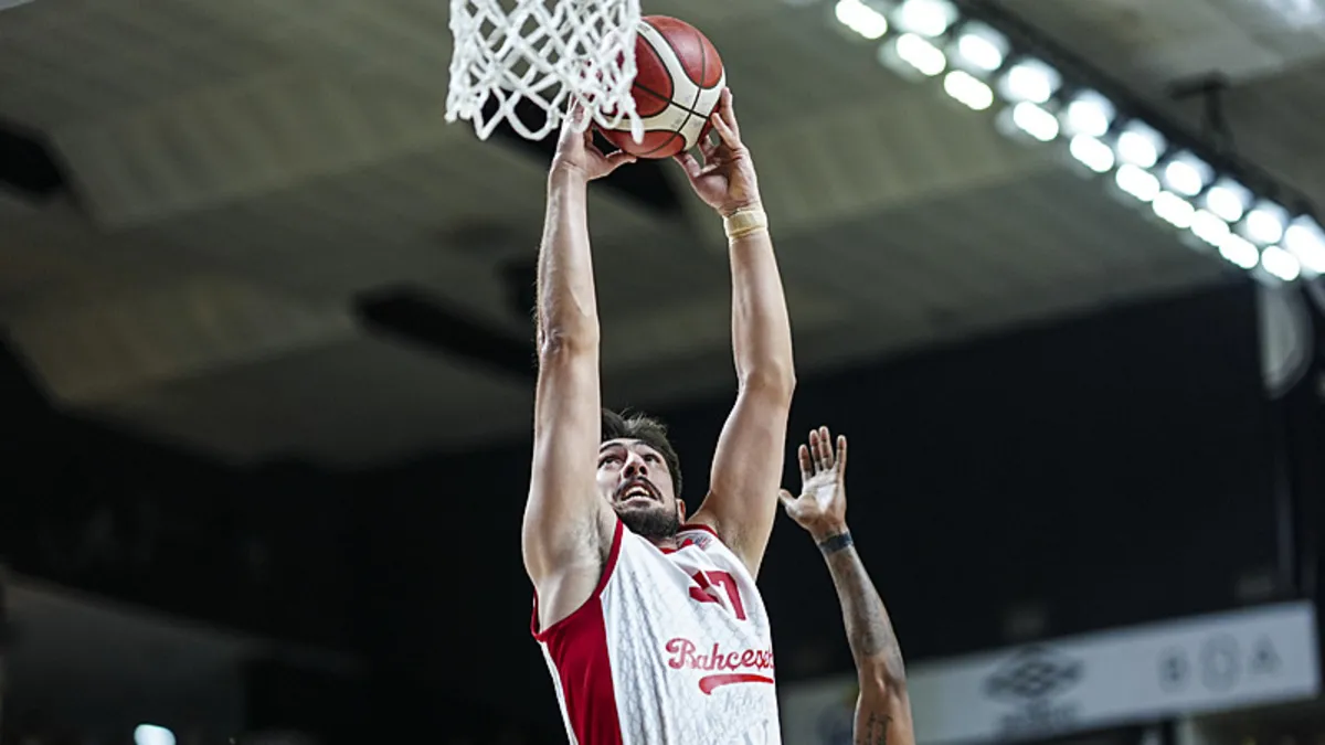 Bahçeşehir Koleji basketbol takımından Göktuğ Baş ile yollar ayrıldı