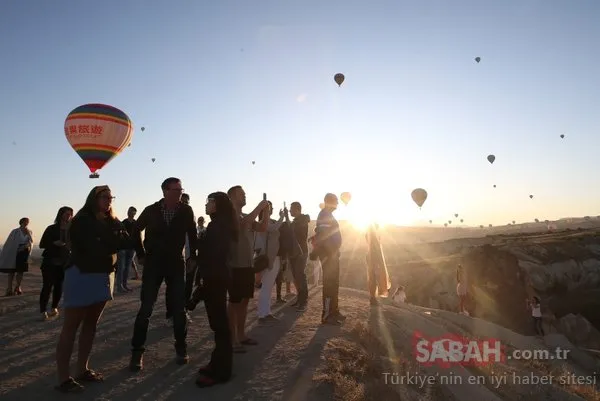 Kapadokya'da balonlar 437 bin kişiyi uçurdu