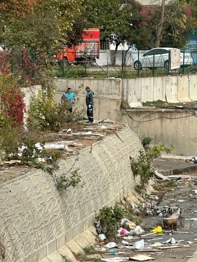 istanbul-atasehirde-soke-eden-goruntu-chpli-belediyeye-tepki-yagdi-ganj-nehri-degil-atasehir-1731765284933.jpg