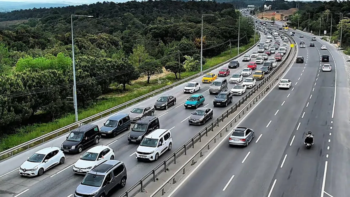 İstanbul trafiğinde bayram hareketliliği! Yoğunluk artmaya başladı İstanbul trafiğinde bayram hareketliliği! Yoğunluk artmaya başladı