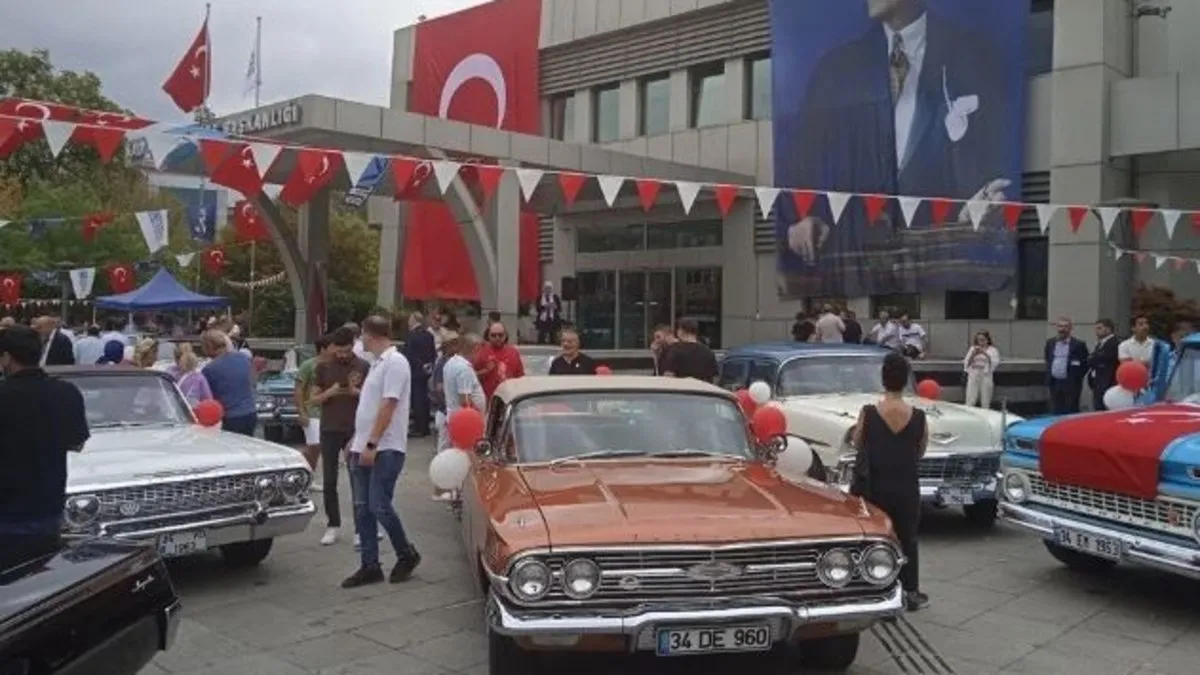 Zafer bayramının 102.yılında 102 klasik otomobil konvoy yaptı