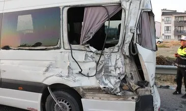 Denizli çevreyolunda servis minibüsüne kamyon çarptı: Sürücünün babası hayatını kaybetti! #denizli