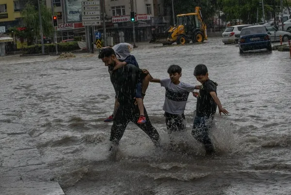 mansur-yavas-ankaranin-5-yilini-heba-etti-vatandaslar-isyan-etti-1702974256030.jpg Ankara'nın 5 yılını heba etti! SABAH Mansur Yavaş'ın karnesini Başkentlilere sordu