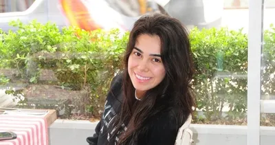 Asena Atalay tüylü terlik modasına uydu