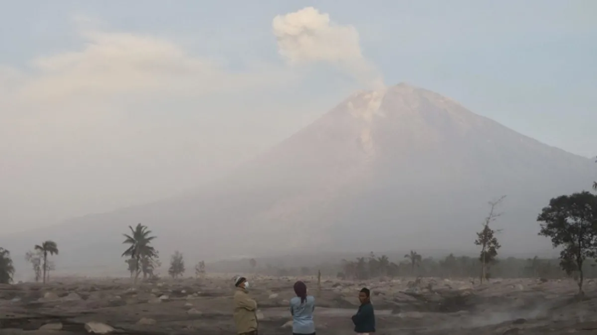 Endonezya’daki Semeru Yanardağı’nda 5 kez patlama meydana geldi Endonezya’daki Semeru Yanardağı’nda 5 kez patlama meydana geldi