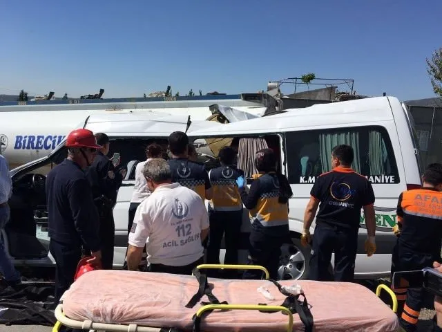 Yolcu minibüsü tankere çarptı: Ölü ve yaralılar var