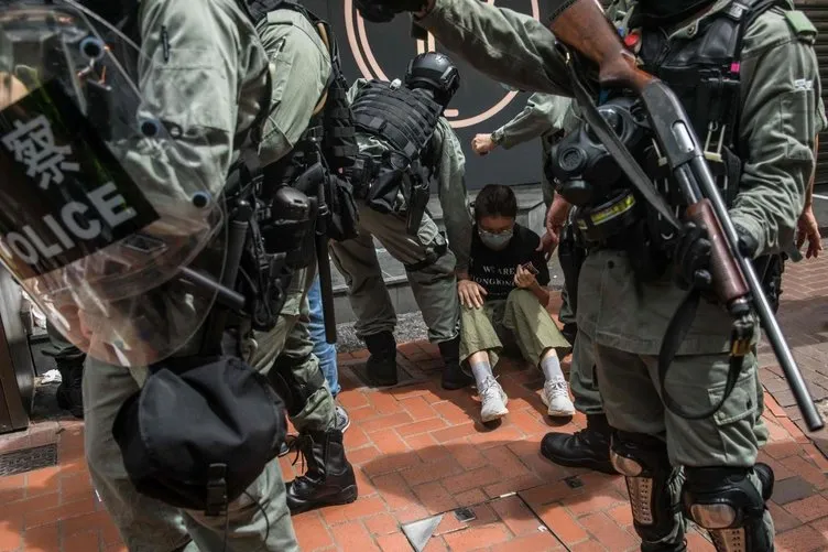 Hong Kong’da sokaklar yine karıştı! On binlerce insan sokaklarda...