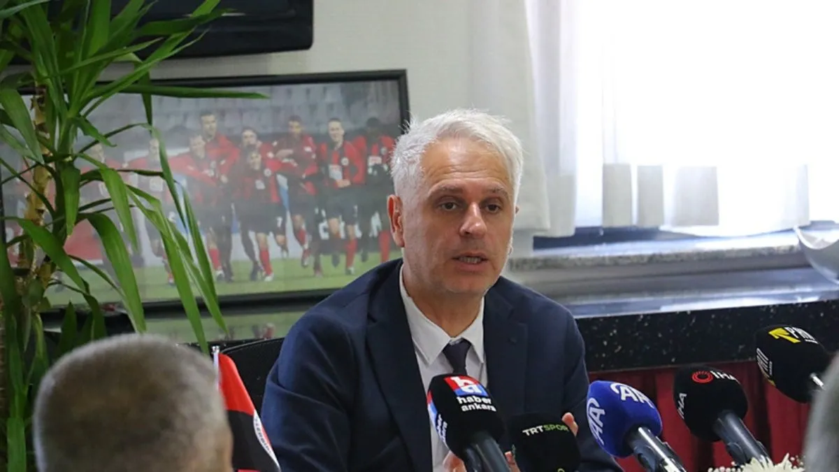 Gençlerbirliği'nde gündem t... </div>
<div class=