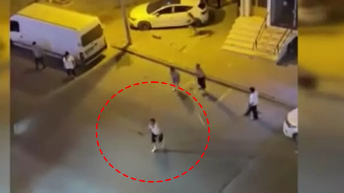 Esenyurt’ta dehşet gecesi! Tartışma kısa sürede kılıçlı kavgaya dönüştü: O anlar kamerada Esenyurt’ta dehşet gecesi! Tartışma kısa sürede kılıçlı kavgaya dönüştü: O anlar kamerada
