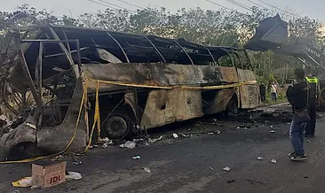 Endonezya’da korkunç kaza: Yolcu otobüsü ile tanker çarpıştı! 16 ölü