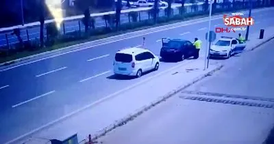 Antalya polisin direksiyon başında kalp krizi geçiren sürücüyü kurtarma anı kamerada