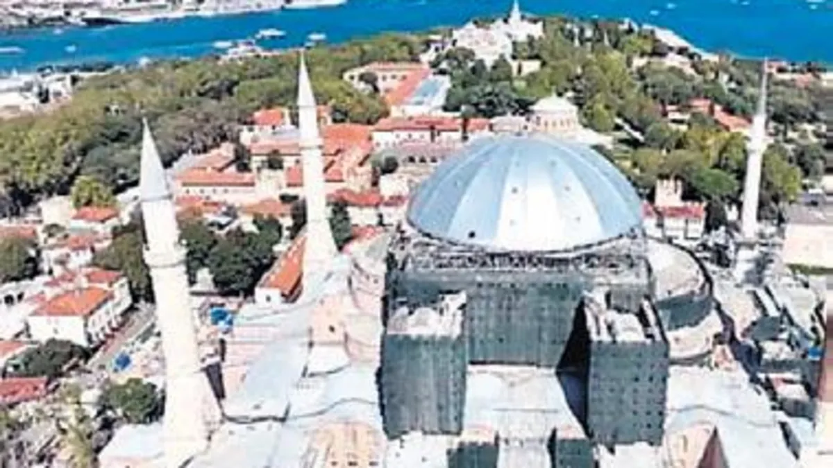 Ayasofya’nın kubbesi gri brandalarla kapatıldı