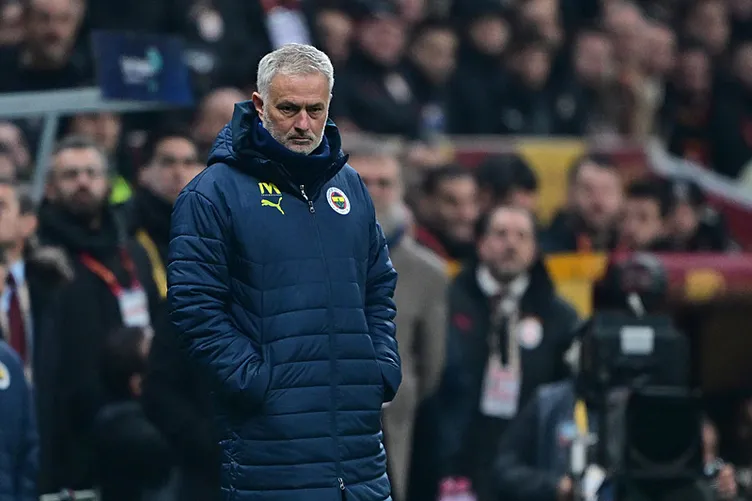 Son dakika haberi: Galatasaray’dan TFF’ye flaş başvuru! 4. hakemin derbi raporunda Mourinho için olay iddia...