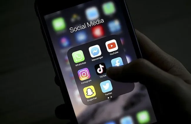sosyal-medya-ve-telefon-kisitlamalari-genisliyor-1726771815735.jpeg