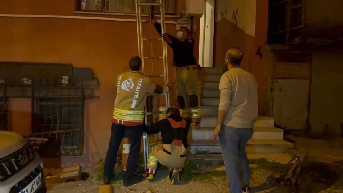 Edirne’de kan donduran olay! Komşular kötü koku sebebiyle şikayetçi oldu! Ekipler korkunç manzarayla karşılaştı Edirne’de kan donduran olay! Komşular kötü koku sebebiyle şikayetçi oldu! Ekipler korkunç manzarayla karşılaştı