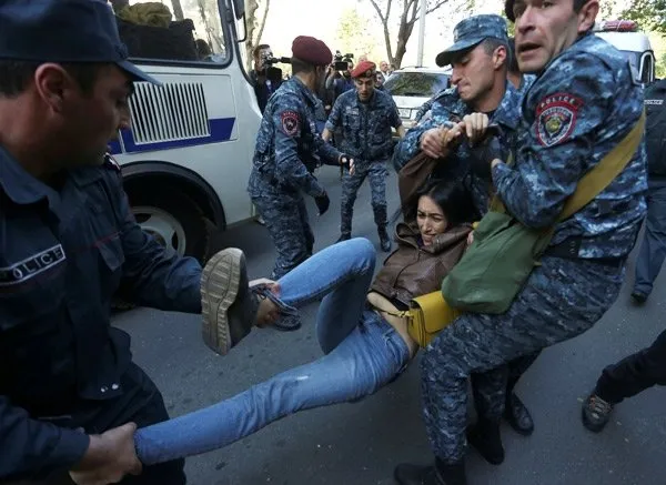 Ermenistan’da protestoculara gözaltı