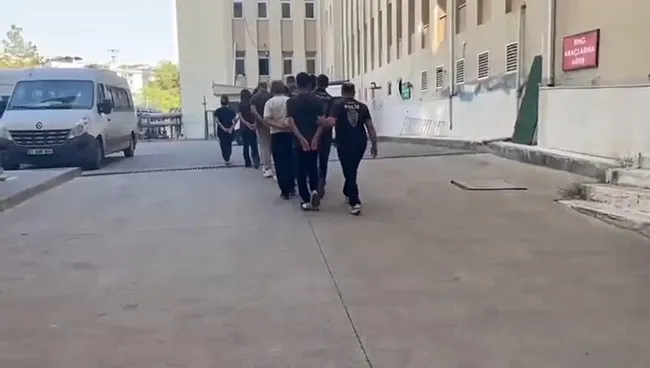 rojinin-acili-babasina-alcak-tehdit-sen-de-kizinin-yanina-gidersin-1786638221523.jpeg